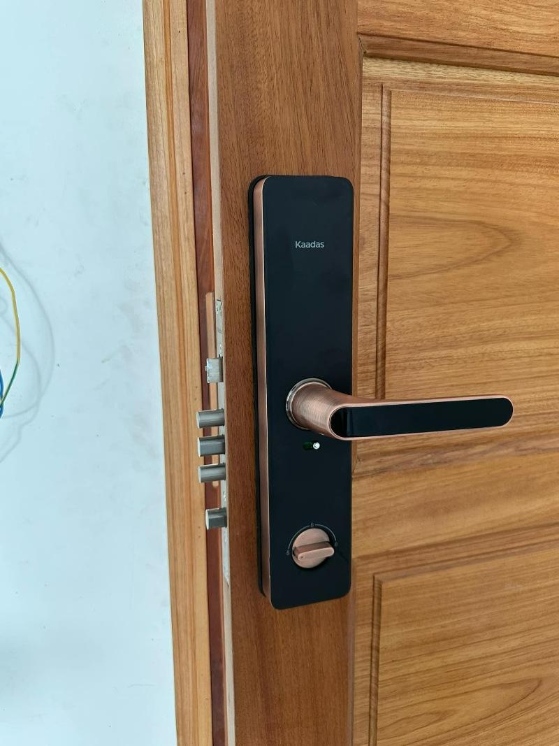 Khi sử dụng khóa cửa vân tay cửa gỗ